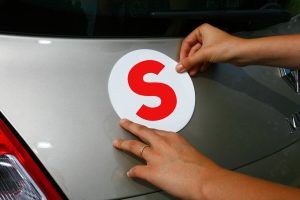 une vitesse limite de 150 km sur autoroute et un macaron s obligatoire pour les séniors en 2025, c’est quoi cette histoire