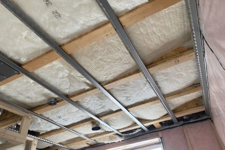 isoler phoniquement un plafond