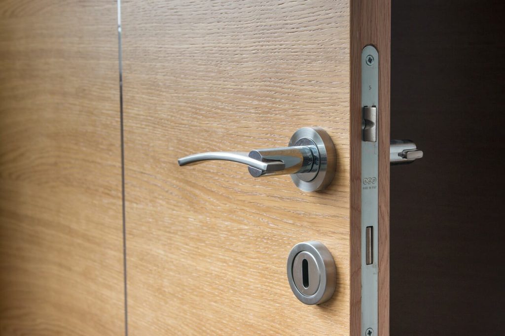 isoler phoniquement une porte