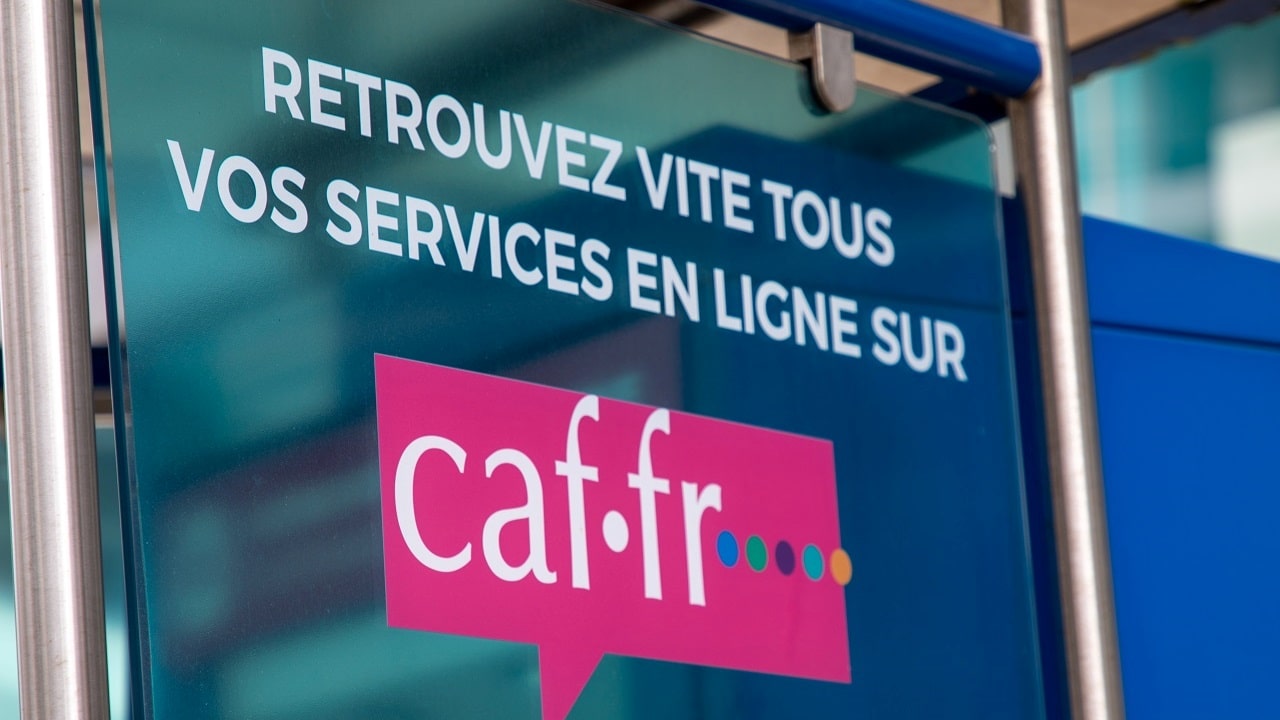 aberrant elle reçoit des virements de sa mère et doit rembourser plus de 10 000€ à la caf