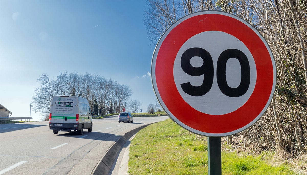 Ça vient de tomber les automobilistes qui roulent en voiture thermique bientôt limités à 90 km h sur l'autoroute
