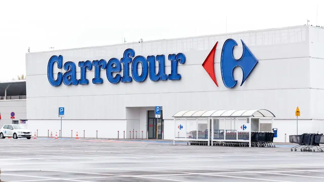 carrefour c'est confirmé, voici la liste des 39 hypermarchés et supermarchés qui vont changer de main en 2025