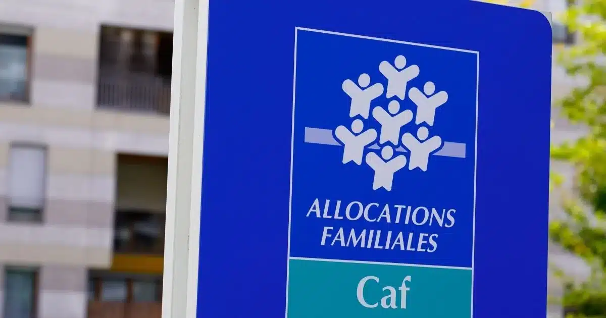 ce couple au rsa possédait 500 000 € sur 11 comptes nous vivons au 5e étage d’un hlm...