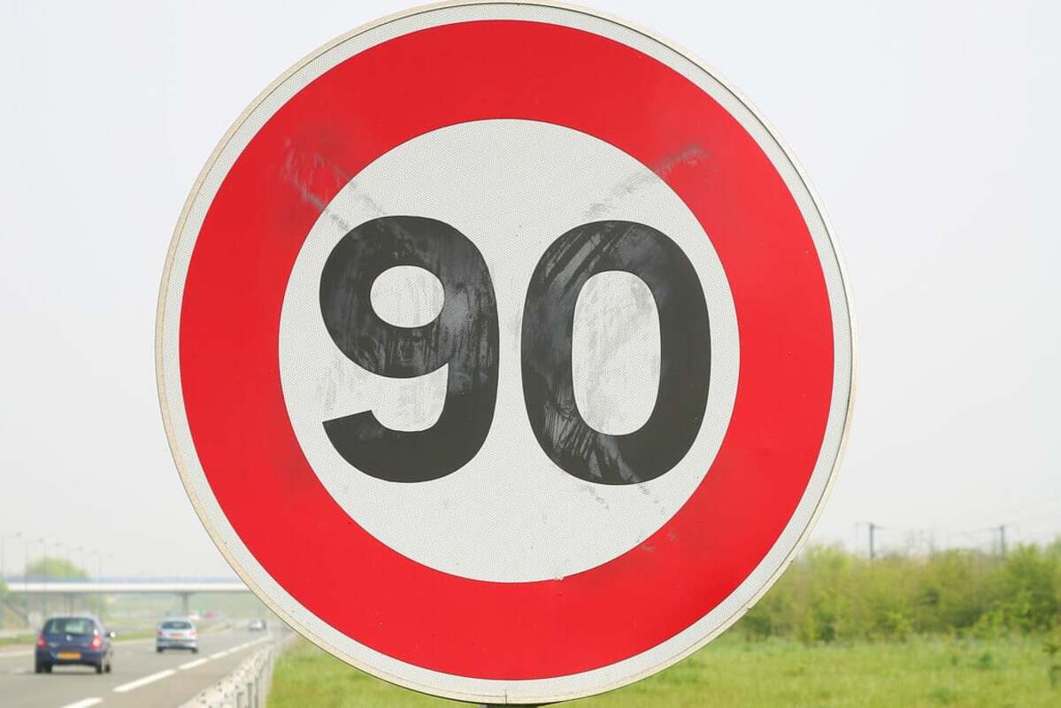la nouvelle est tombée il ne sera désormais plus possible de rouler à plus de 90 kmh sur l'autoroute à partir de cette date