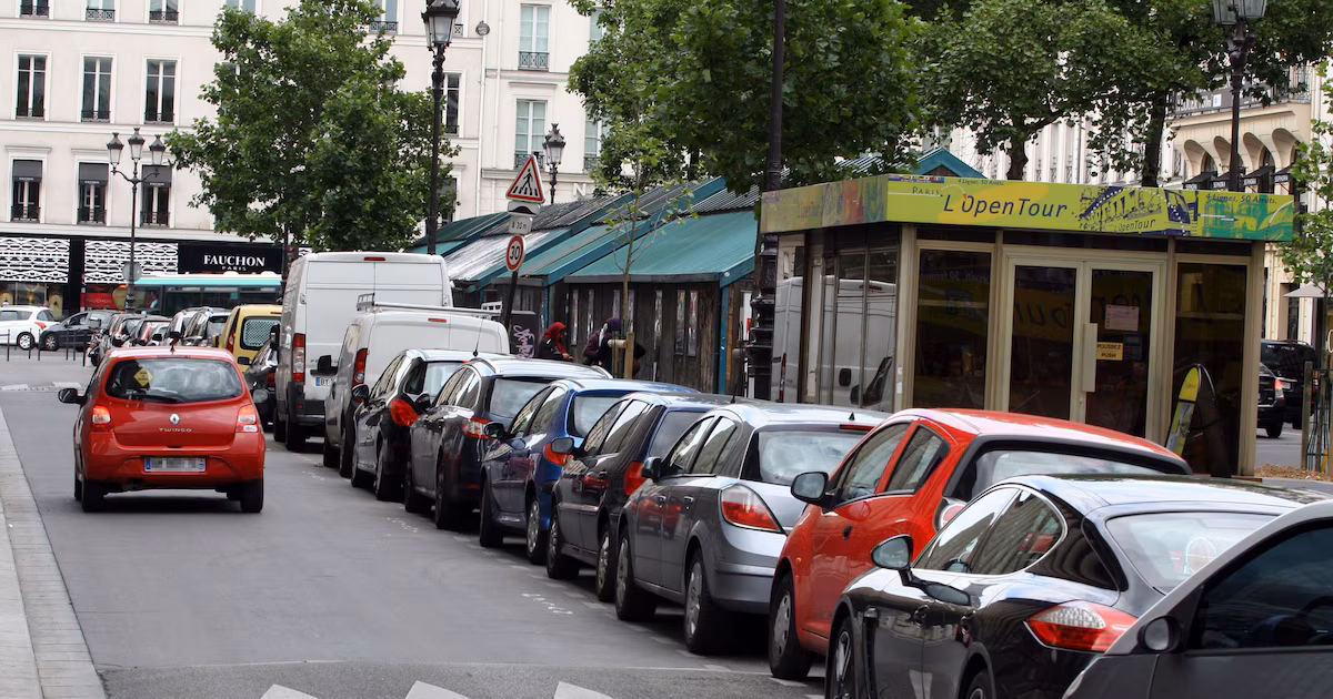 tous les automobilistes ont l'habitude de se garer de cette façon, c'est pourtant strictement interdit par la loi