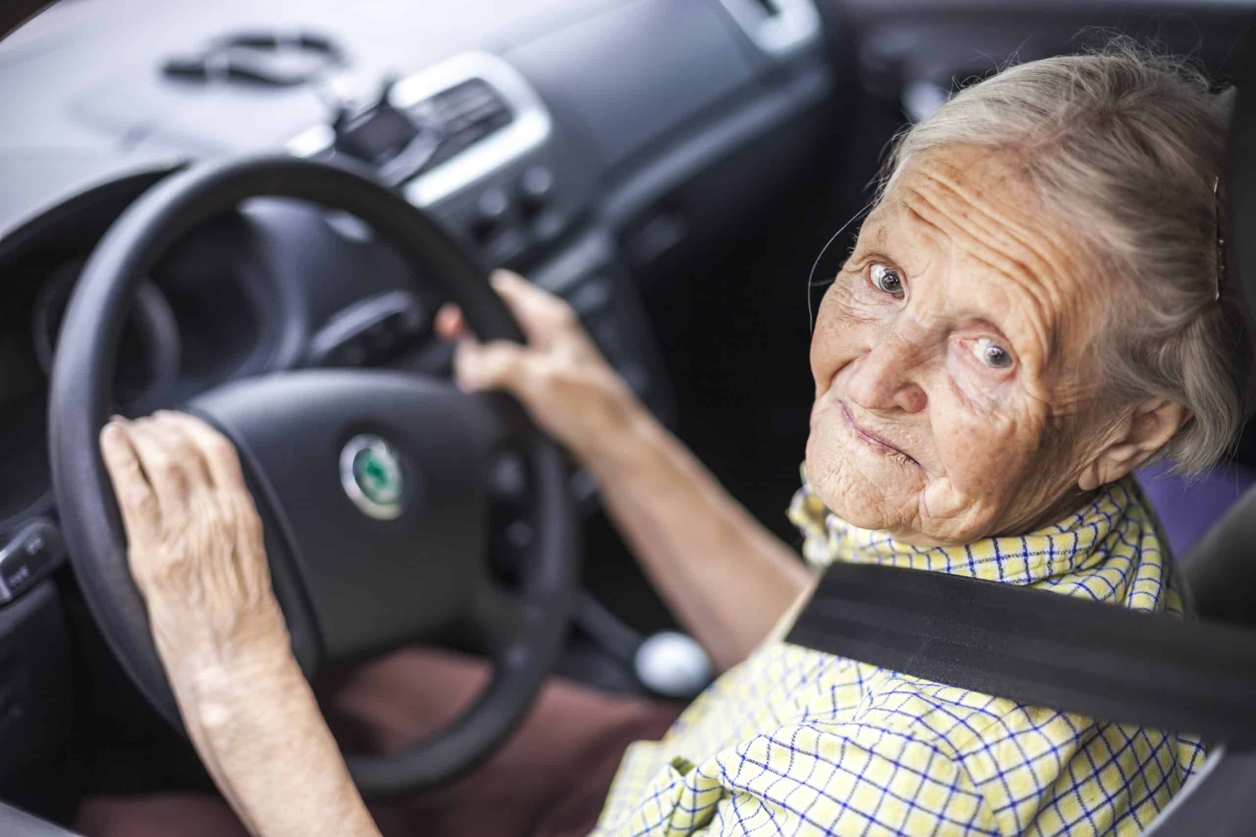 la nouvelle es tombée les seniors seront désormais strictement interdit de conduire à partir de cette date, mais seulement dans ce pays européen