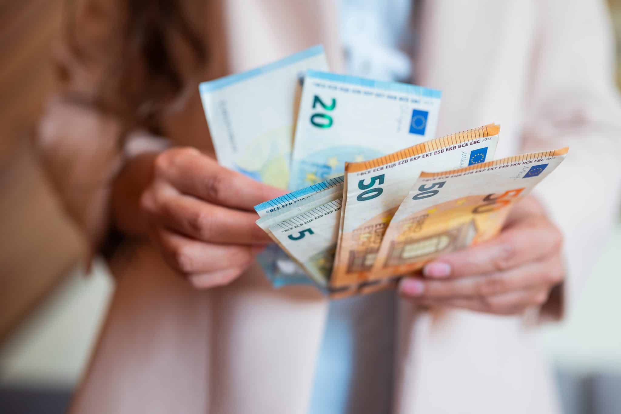 la nouvelle est tombée les banques vont limiter les comptes courants à 2 000 euros à partir de cette date