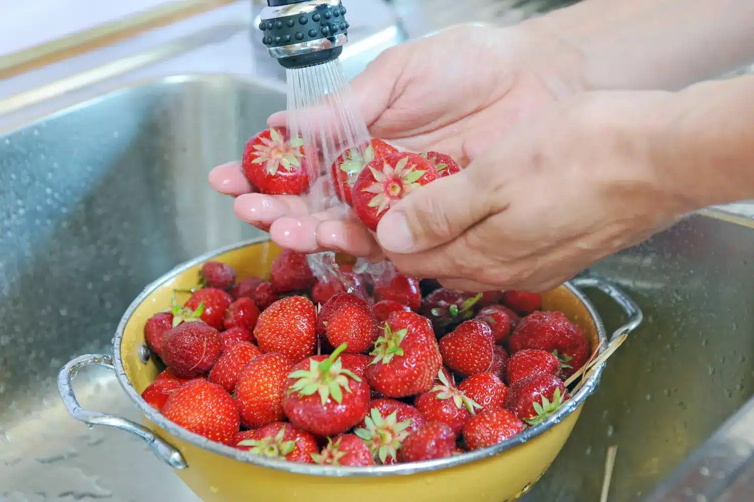 les fraises contiennent le plus de pesticides les rincer à l'eau ne suffit pas pour les éliminer, voici la meilleure technique