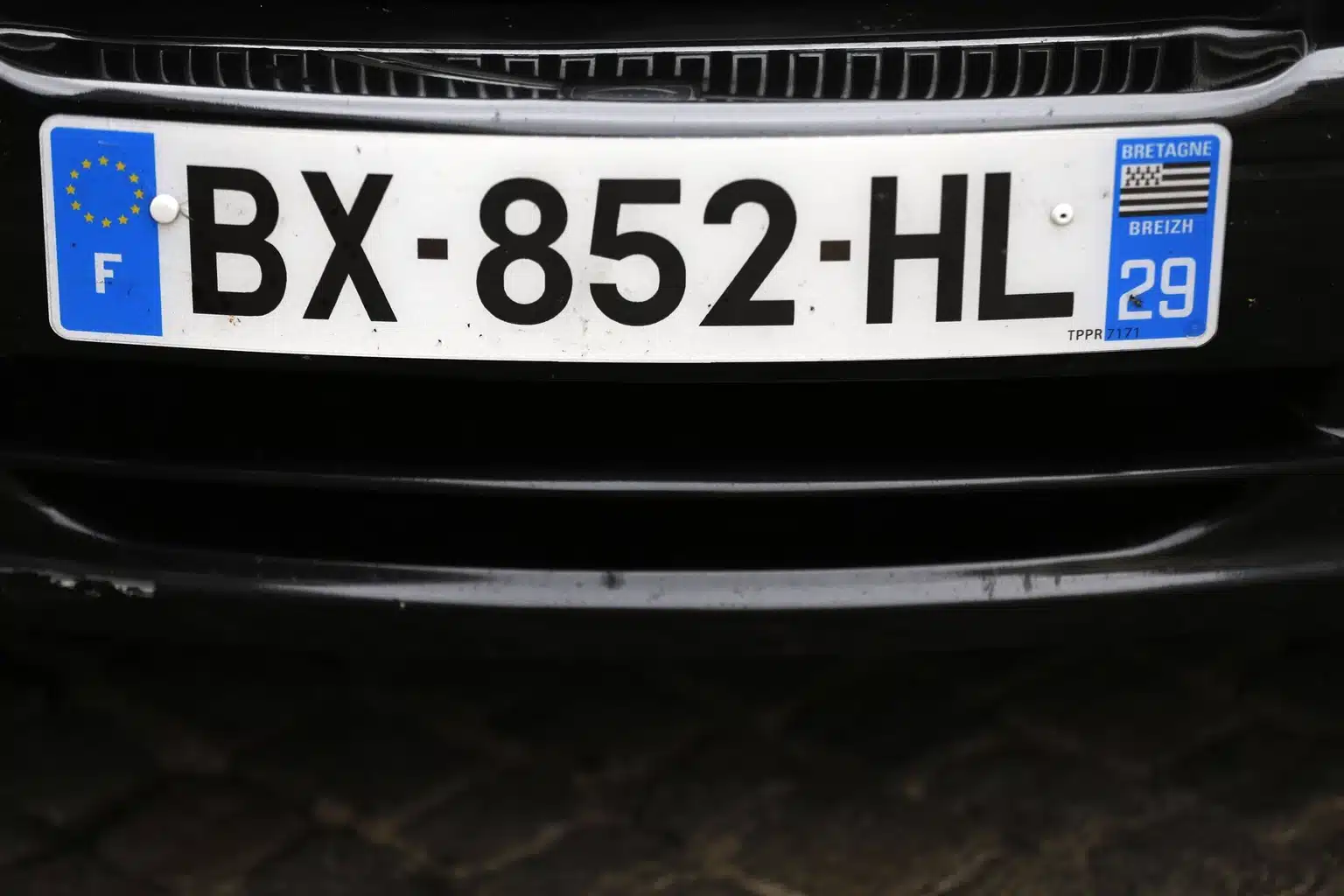 « du racket pur et simple » elle met un autocollant de sa région sur sa plaque d'immatriculation, et écope d'une lourde amende