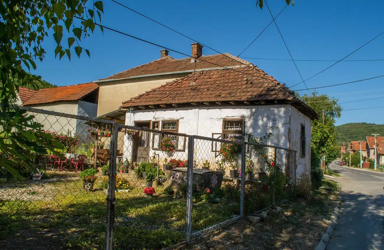 ils squattent la maison de retraités pendant les travaux et la mettent en location, ils ont mis le compteur edf à leur nom