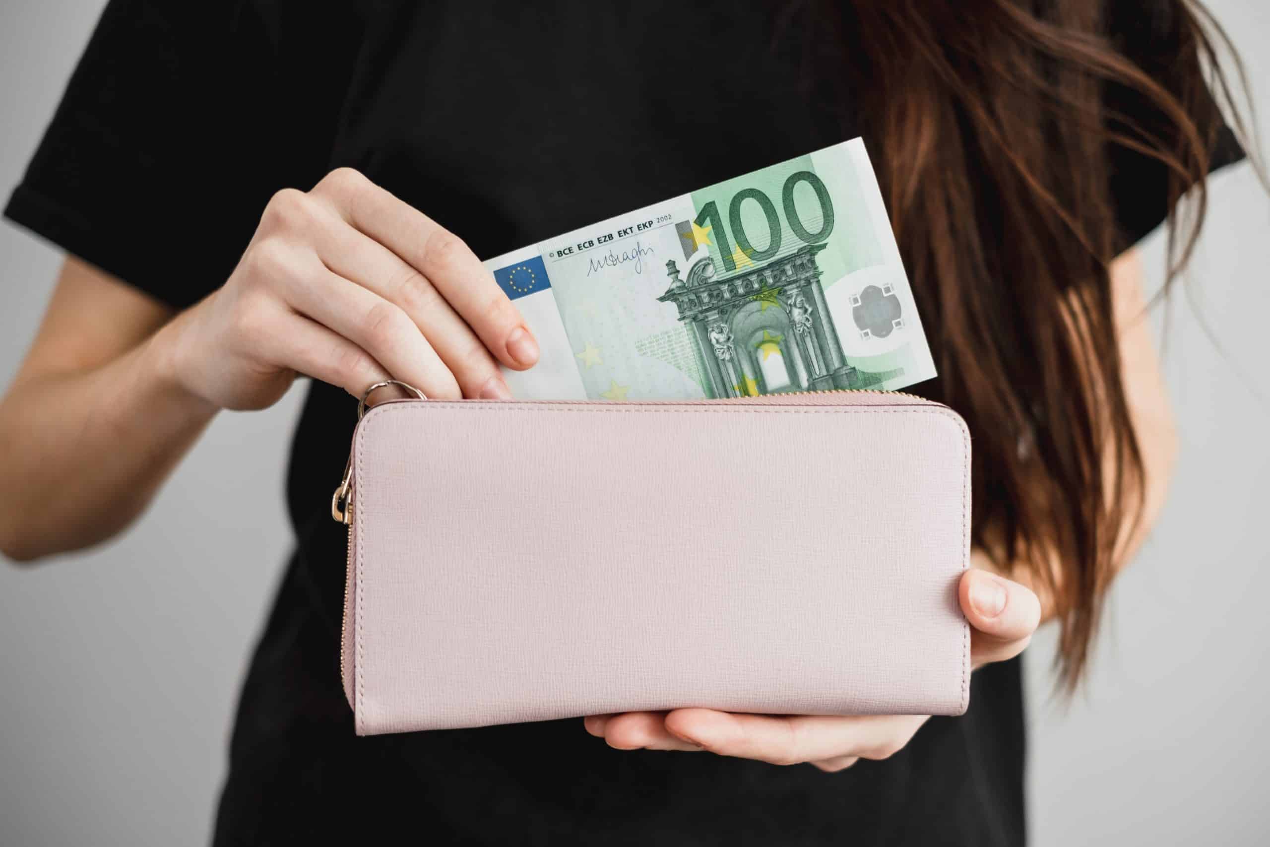 La nouvelle est tombée : il faudra désormais déclarer aux impôts tous achats supérieurs à 500 euros à partir de cette date, on démêle le vrai du faux