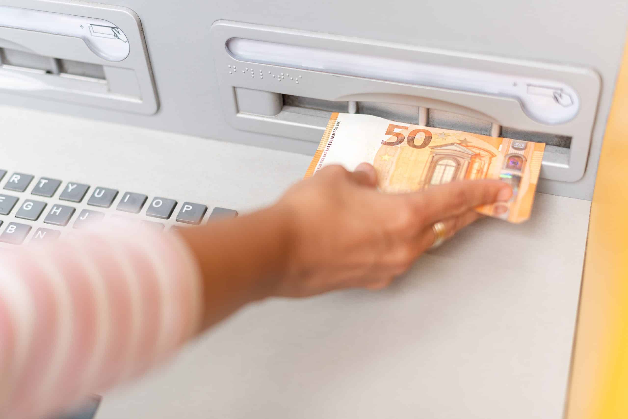 La nouvelle est tombée : il sera désormais obligatoire d’avoir un justificatif pour retirer de l’argent liquide auprès d’une banque, mais seulement dans ce cas précis