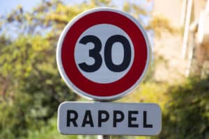la nouvelle est tombée la vitesse sera désormais limitée à 30 km h à partir de cette date dans toute cette ville bretonne