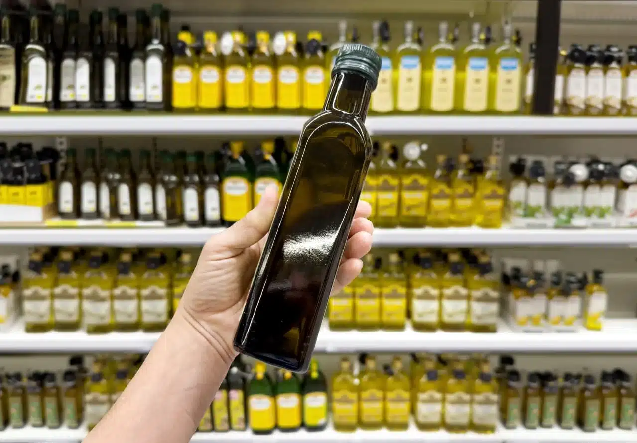 notée 7,6 sur 20 par 60 millions de consommateurs, cette huile d'olive est saturée en hydrocarbures, ne l'achetez plus en supermarché