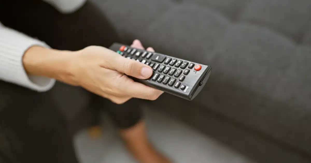 télévision ce bouton méconnu de votre télécommande peut diviser par deux votre facture d’électricité