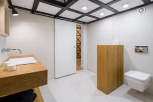 les avantages du placard à portes coulissantes pour votre salle de bain