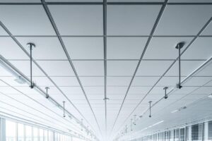 Quelle est la distance entre les suspentes sous rampant ?