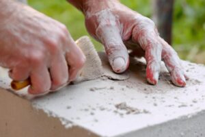 Quel dosage d’enduit ciment/chaux sur parpaing ?