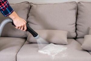 Comment nettoyer un canapé en tissu ?