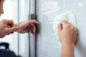 Comment nettoyer les joints de douche ?