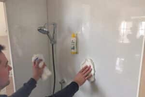 Comment nettoyer un receveur de douche en résine blanche​ ?