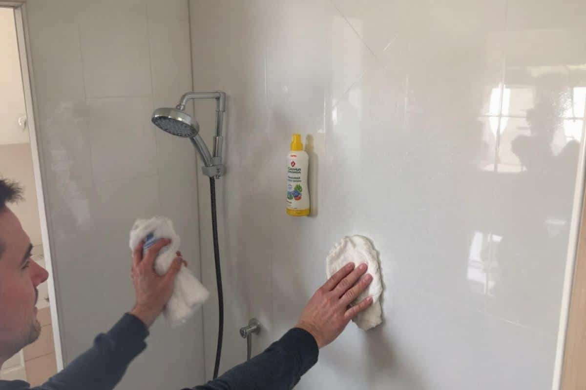 Comment nettoyer un receveur de douche en résine blanche​ ?