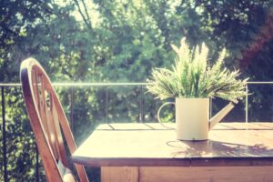 aménager son extérieur bien choisir sa table de jardin et sa solution d’ombrage