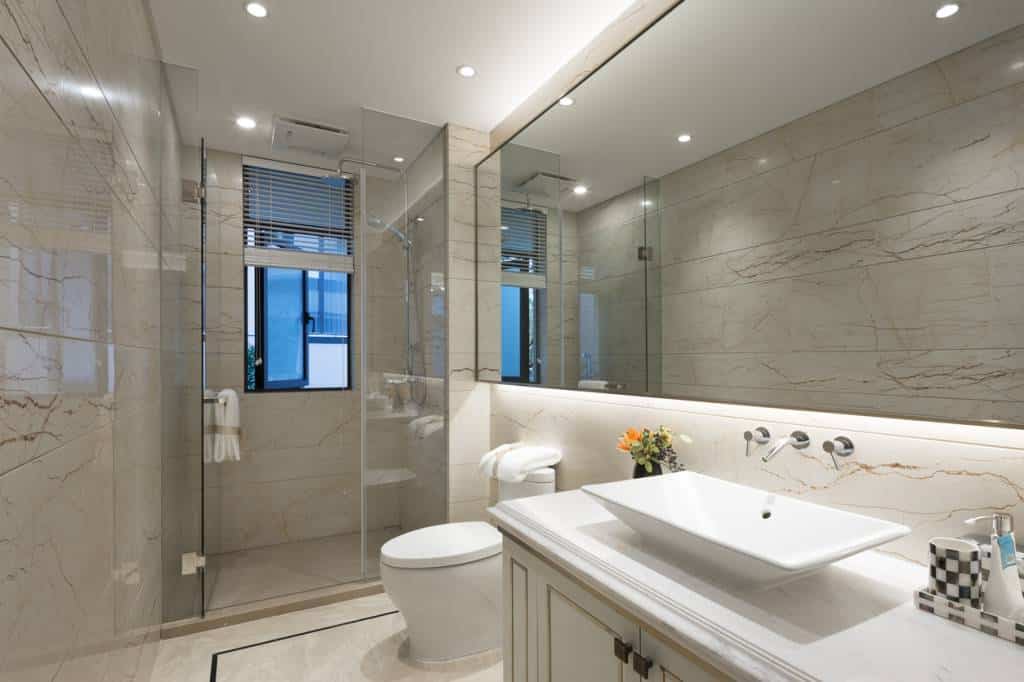 salle de bain bien aménagée