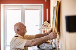 cimaises murales la solution chic et pratique pour accrocher vos tableaux