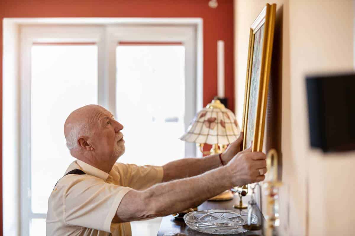 cimaises murales la solution chic et pratique pour accrocher vos tableaux