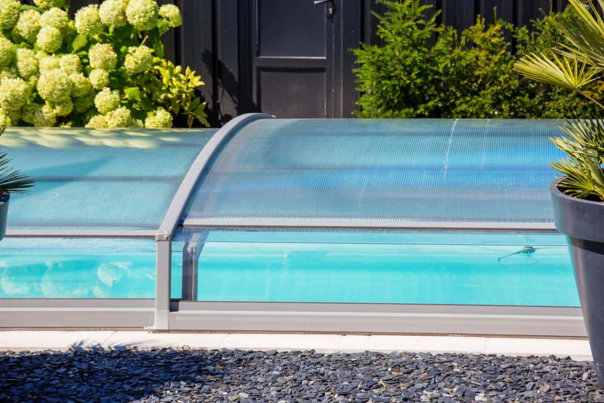 abri de piscine design conjuguez esthétique et budget maîtrisé