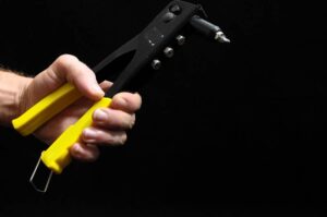 choisir sa pince à rivet pour un rivetage professionnel