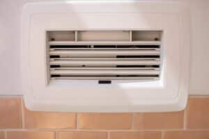 Prise d'air dans les WC : est-ce obligatoire ?