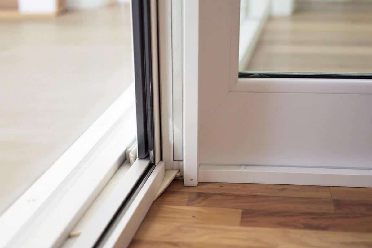 Combler espace entre porte coulissante et mur : solutions