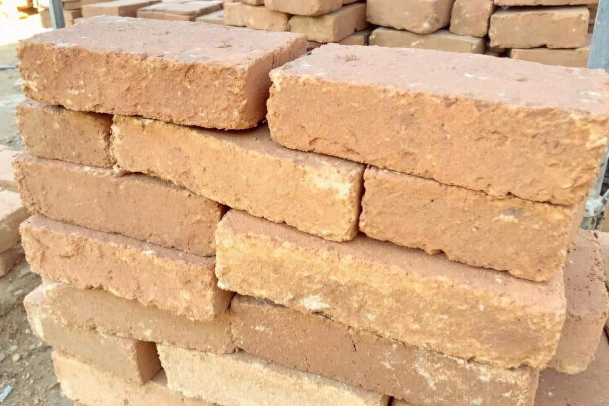 Brique en terre crue : avantages et inconvénients