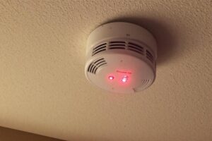 Détecteur de fumée qui bip : Causes et solutions