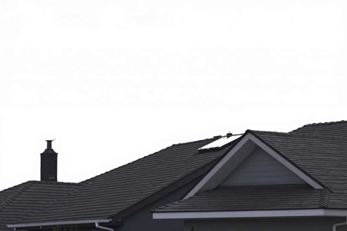 Toiture commune sans copropriété : droits et obligations