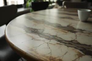 Quels sont les inconvénients d’une table en céramique ?