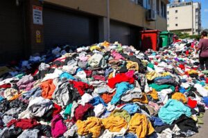 Dans quelle poubelle jeter les vêtements usagés ?