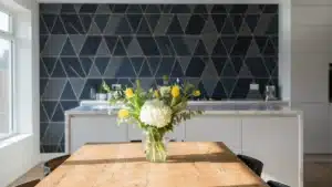 Papier peint cuisine : le guide complet pour oser la tendance sans faux pas
