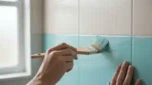 Recouvrir le carrelage de sa salle de bain : 9 solutions sans le casser