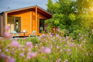 Comment aménager un jardin avec un abri et du mobilier extérieur harmonieux ?