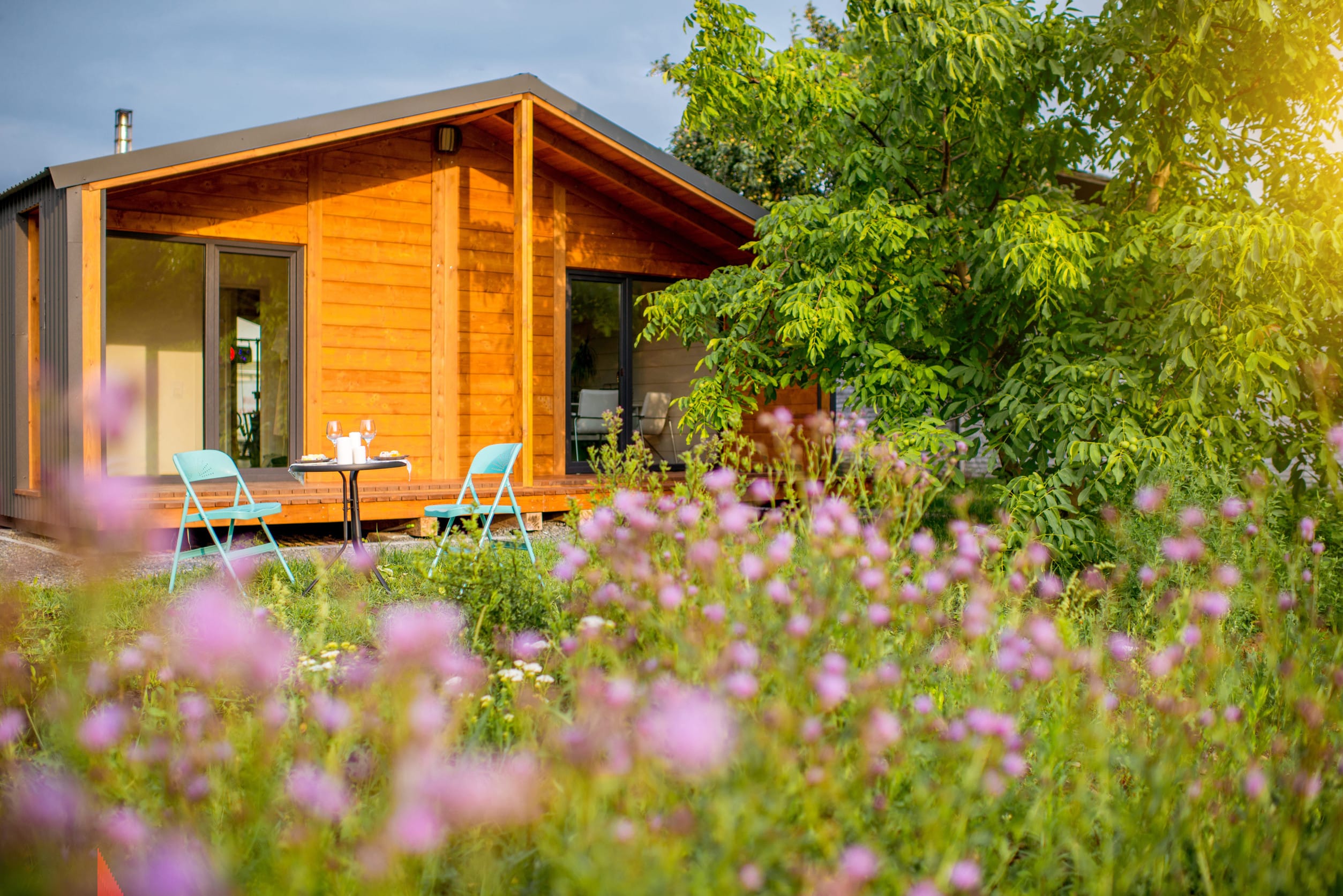 Comment aménager un jardin avec un abri et du mobilier extérieur harmonieux ?