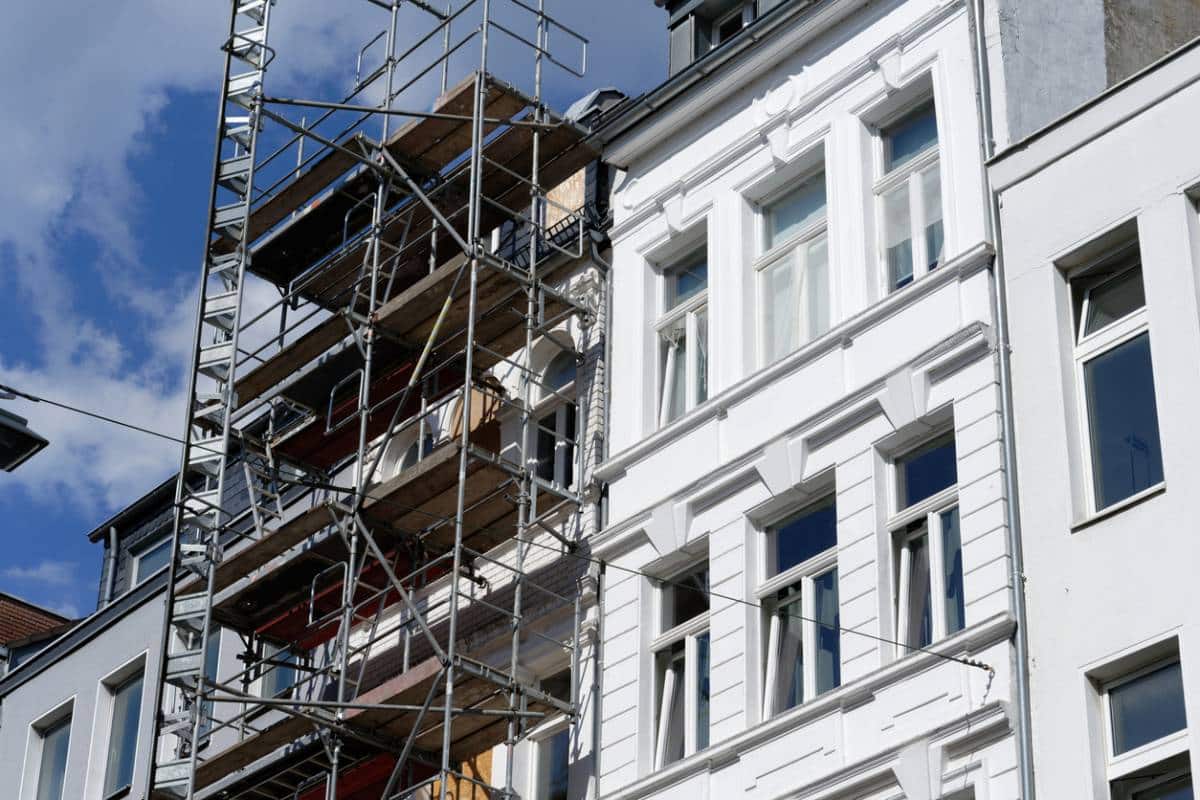 de la façade vieillissante à une maison performante et durable